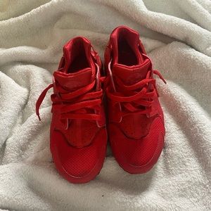 red nike huarache‘s